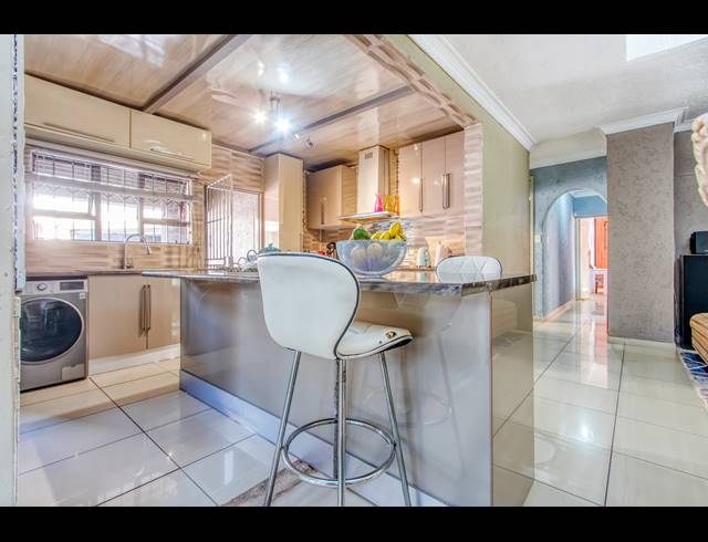 5 BEDROOM FREESTANDING FOR SALE IN MEREDALE